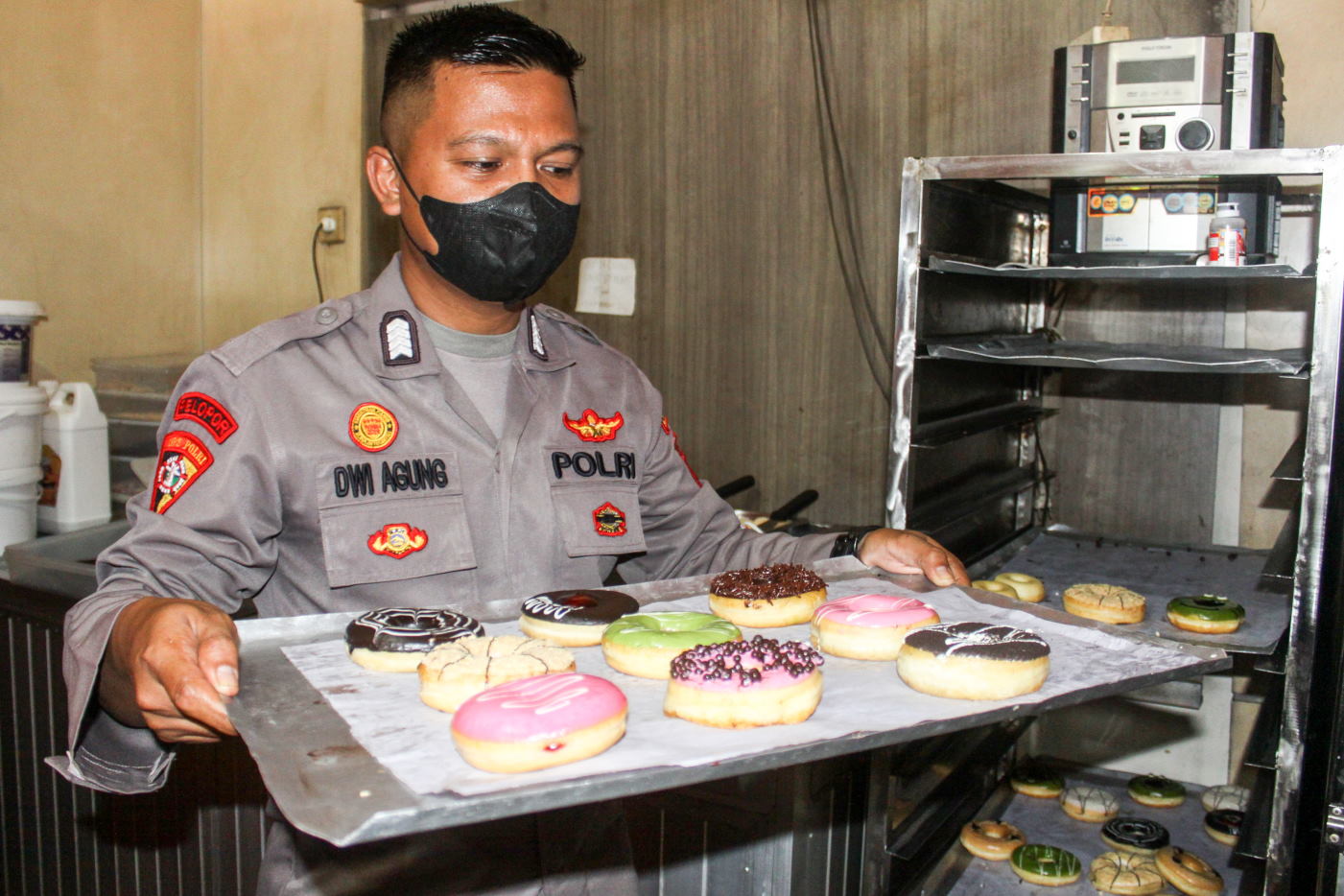 Seorang polisi yang bertugas di Bagops Polresta Sidoarjo, berwirausaha kue donat. Ia menunjukkan kue donat di toko miliknya di ruko kawasan Lebo, Suko Salam, Sidoarjo, Jawa Timur. ANTARA FOTO/Umarul Faruq/wsj. SEORANG POLISI BERWIRAUSAHA KUE DONAT