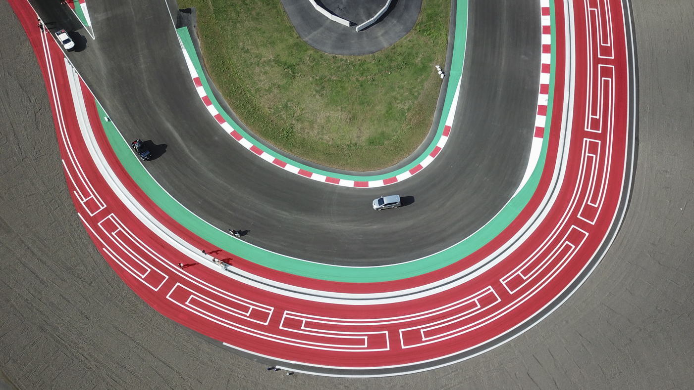 PENGECATAN LINTASAN SIRKUIT MANDALIKA