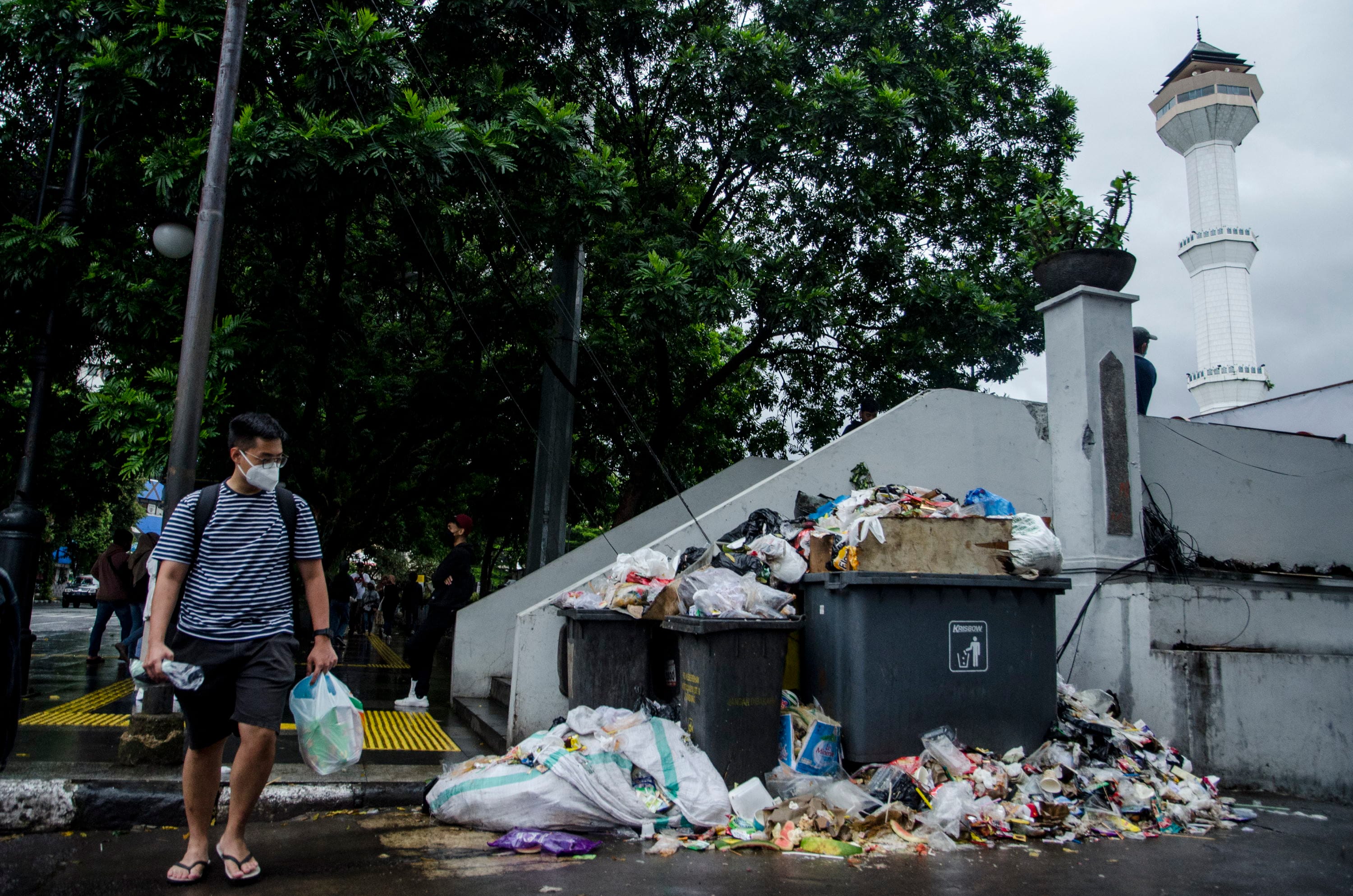 Lika-liku Negeri: Dari Darurat Sampah hingga Kucing BerkTA