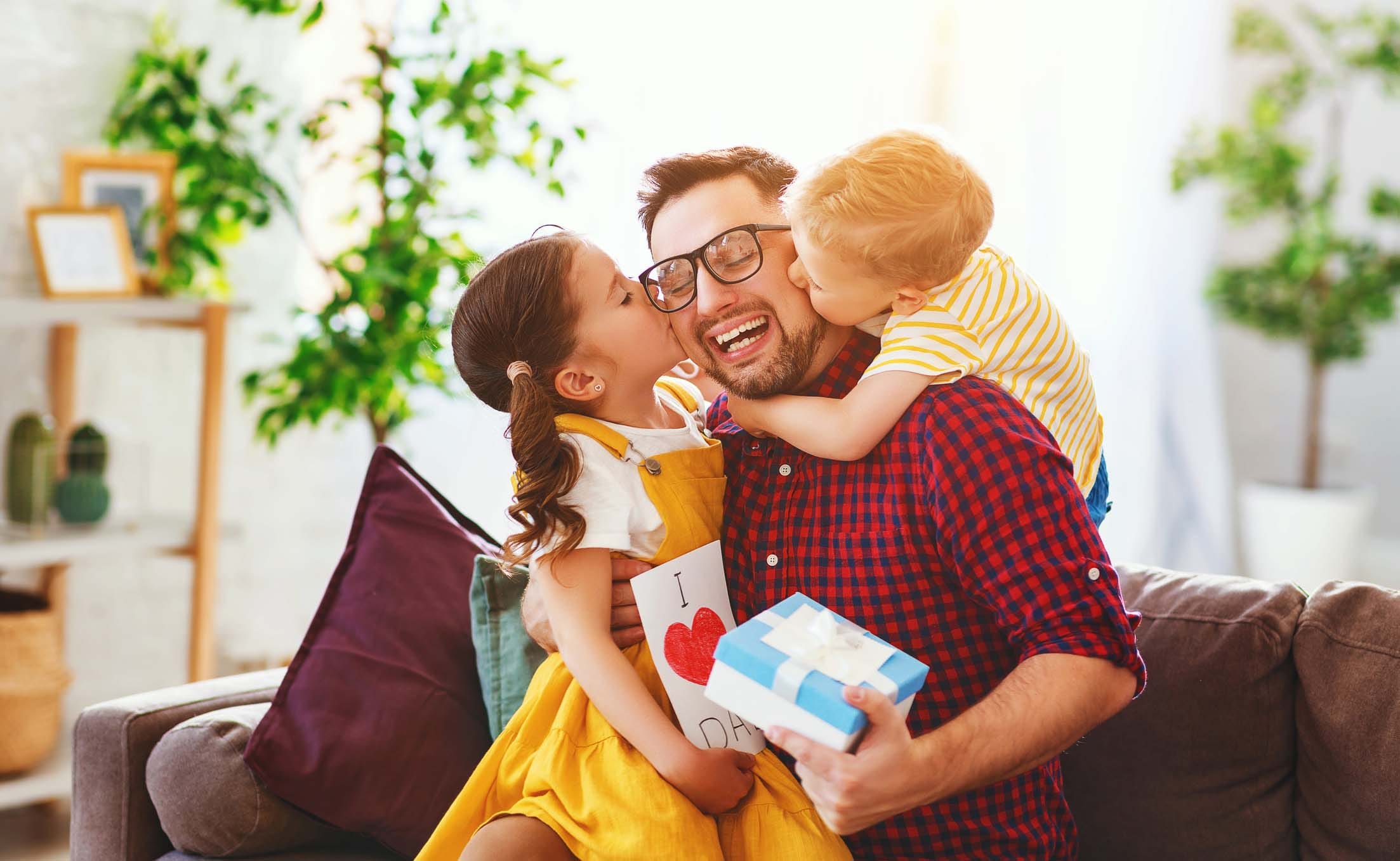 Merayakan ulang tahun ayah. FOTO/iStockphoto Ilustrasi Hari Ayah