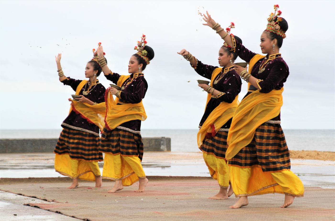 Dongeng, cerita rakyat dan lagu atau tarian tradisional merupakan contoh dari