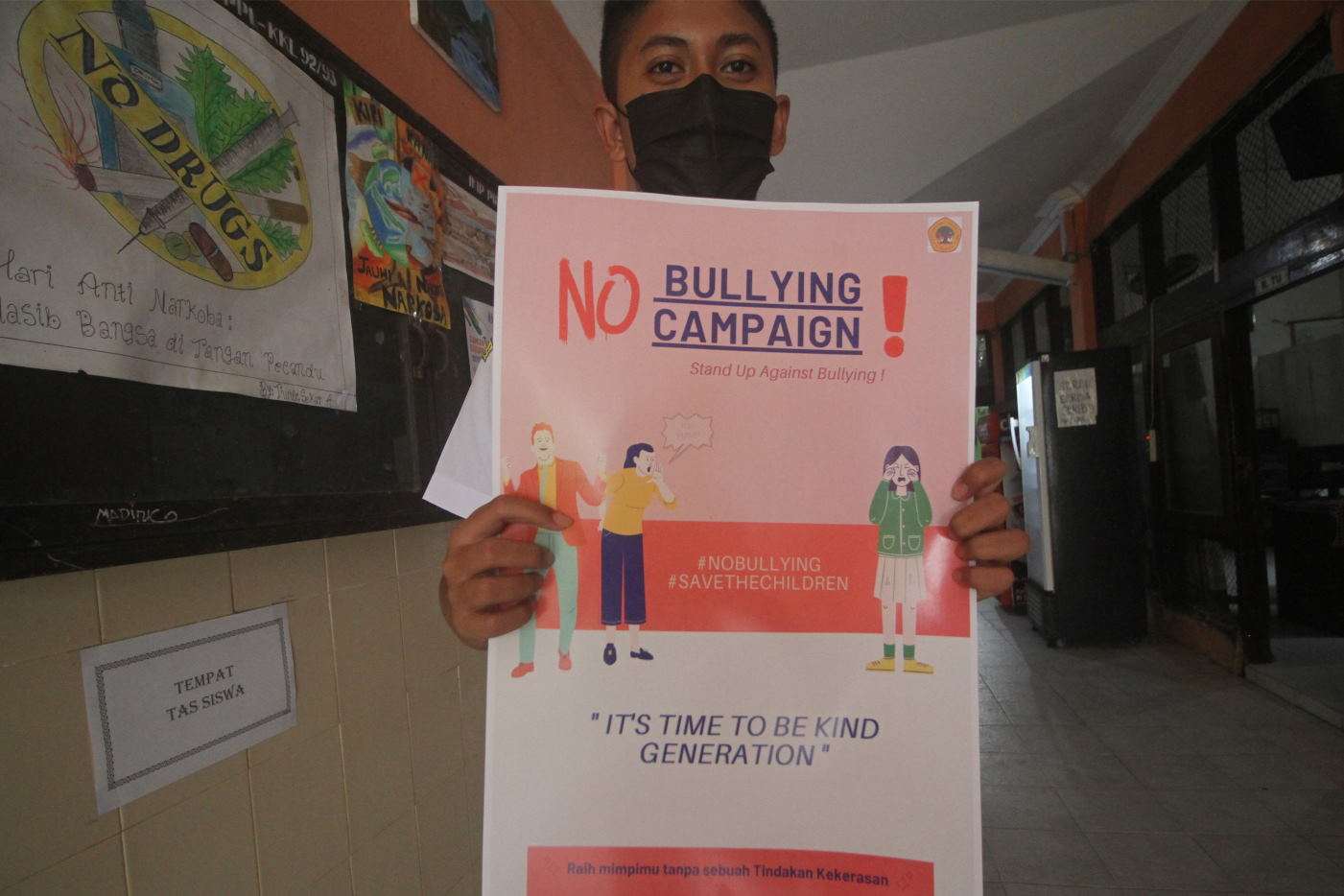 Pelajar SMA PGRI 3 Surabaya membawa poster saat kegiatan kampanye gerakan anti perundungan (bullying) di Surabaya, Jawa Timur, Selasa (21/12/2021). ANTARA FOTO/Moch Asim/rwa. KAMPANYE ANTI PERUNDUNGAN DI SEKOLAH