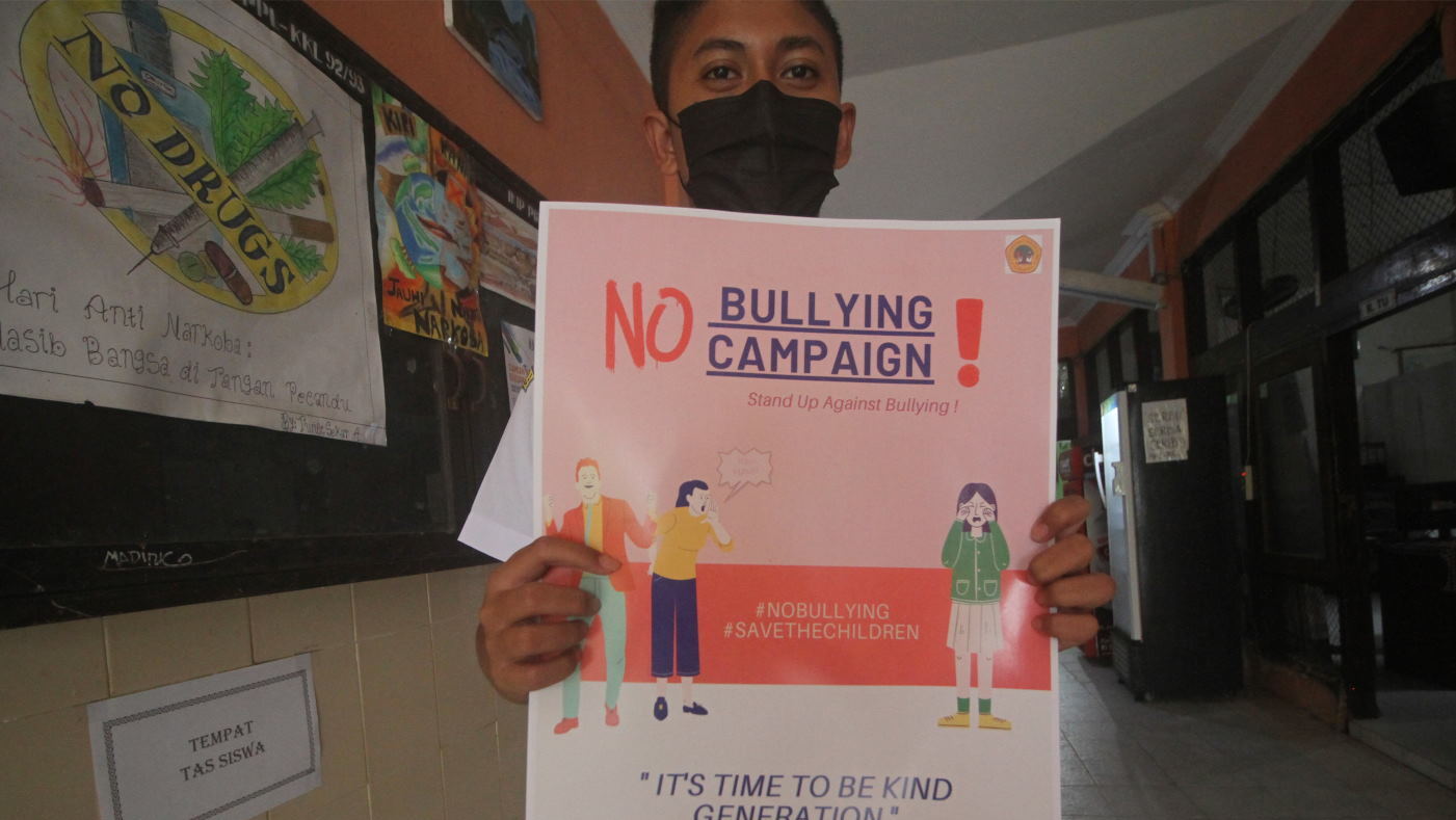 Pelajar SMA PGRI 3 Surabaya membawa poster saat kegiatan kampanye gerakan anti perundungan (bullying) di Surabaya, Jawa Timur, Selasa (21/12/2021). ANTARA FOTO/Moch Asim/rwa. KAMPANYE ANTI PERUNDUNGAN DI SEKOLAH
