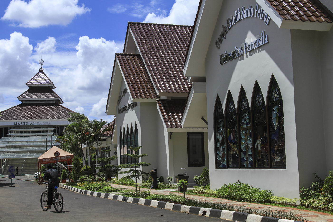 Seorang mahasiswa melintas di depan sejumlah tempat ibadah di Universitas Pancasila, Jakarta, Jumat (24/12/2021). ANTARA FOTO/Asprilla Dwi Adha/foc. ENAM RUMAH IBADAH DI UNIVERSITAS PANCASILA