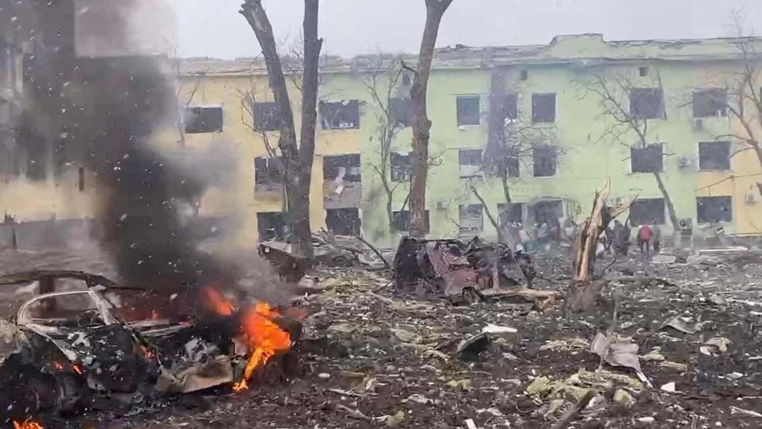 mobil dan bangunan rumah sakit ukraina hancur
