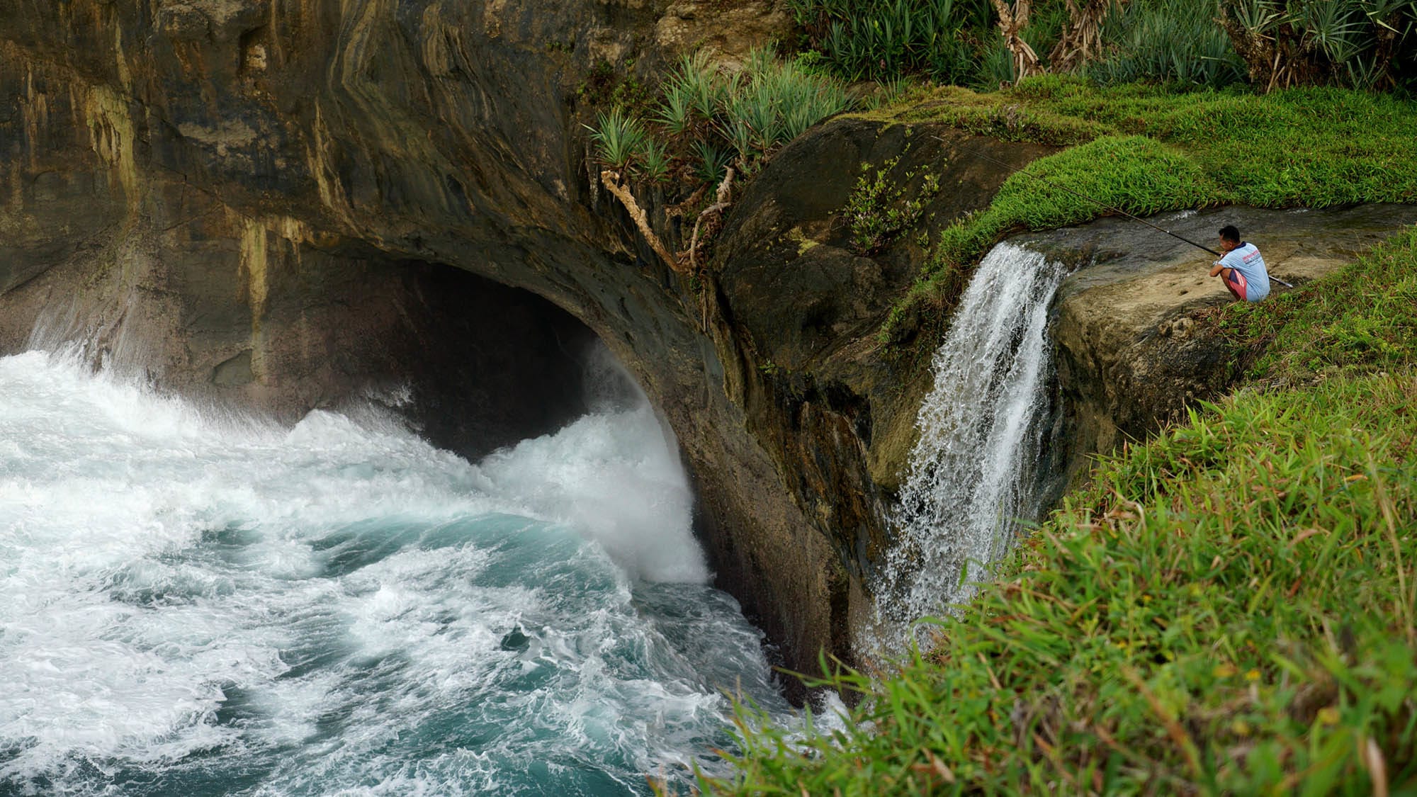 WISATA PANTAI KARANG BOLONG