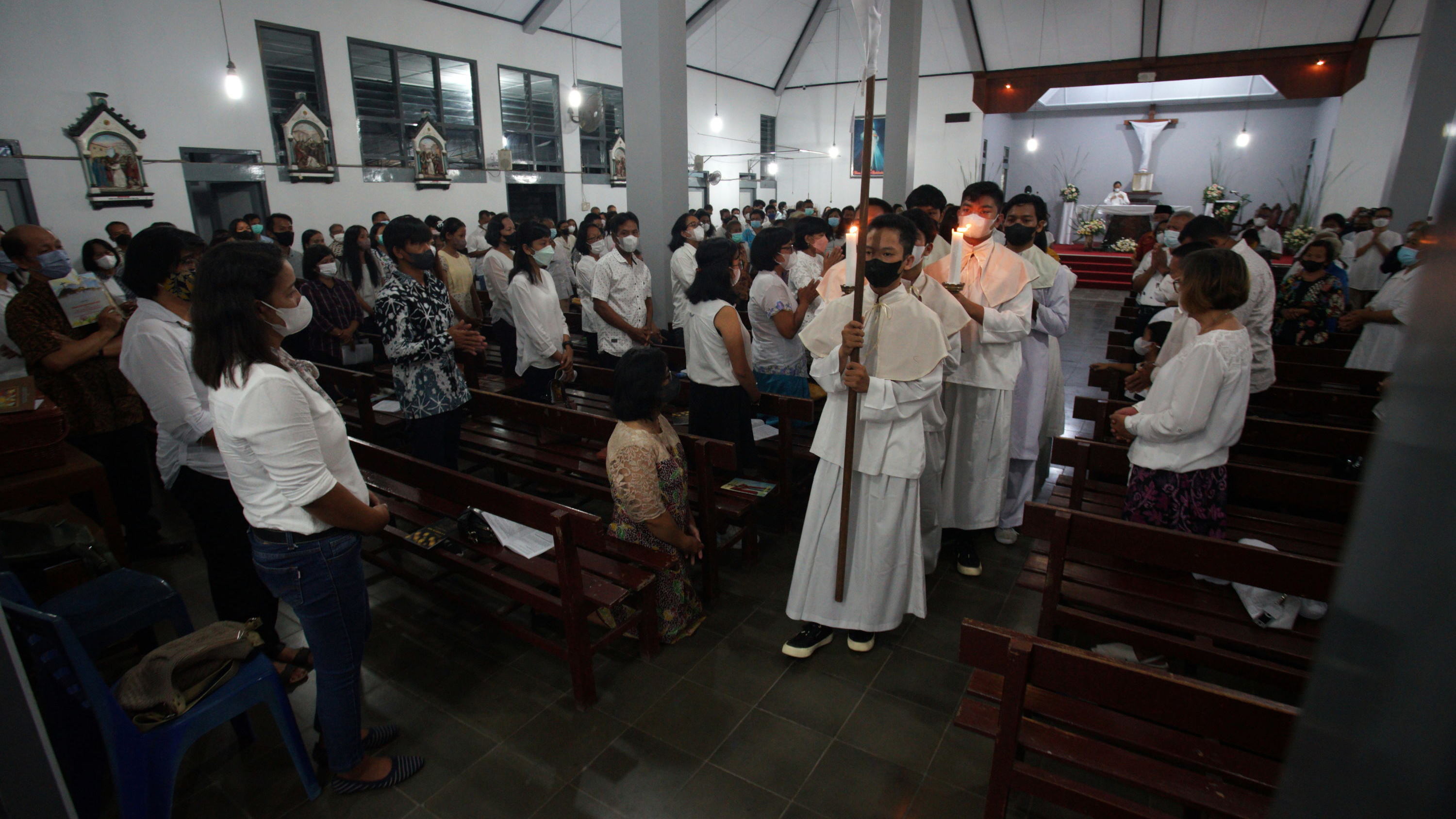 Umat Katolik mengikuti Misa Kamis Putih di Gereja Santo Thomas Seyegan, Sleman, D.I Yogyakarta, Kamis (14/4/2022). ANTARA FOTO/Andreas Fitri Atmoko/YU MISA KAMIS PUTIH DI YOGYAKARTA