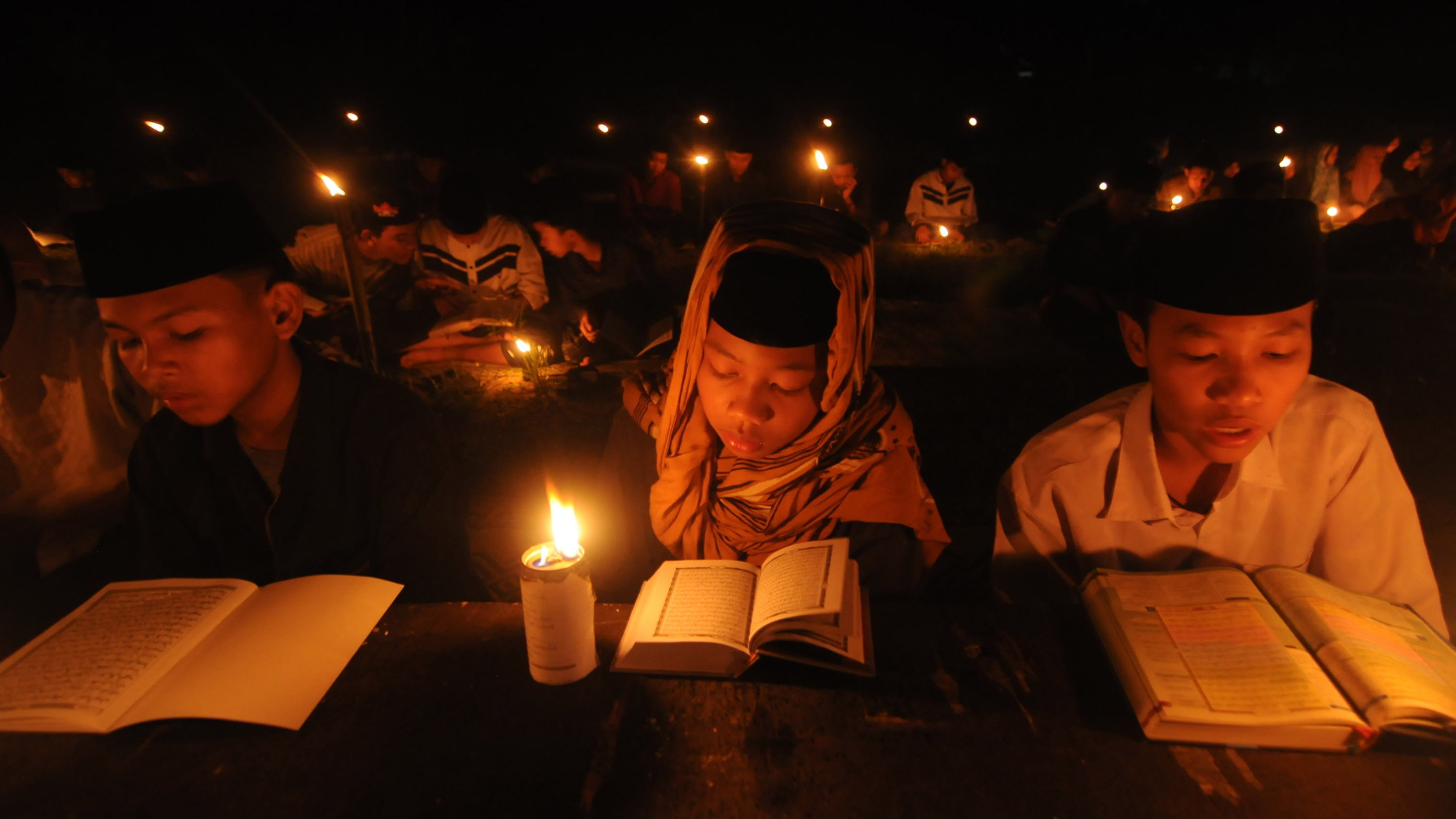 Santri membaca Al Quran bersama saat mengaji malam 'selikuran' di Pondok Pesantren Nurul Hidayah Al Mubarokah, Andong, Boyolali, Jawa Tengah, Jumat (22/4/2022). ANTARA FOTO/Aloysius Jarot Nugroho/hp. SANTRI MENGAJI MALAM SELIKURAN