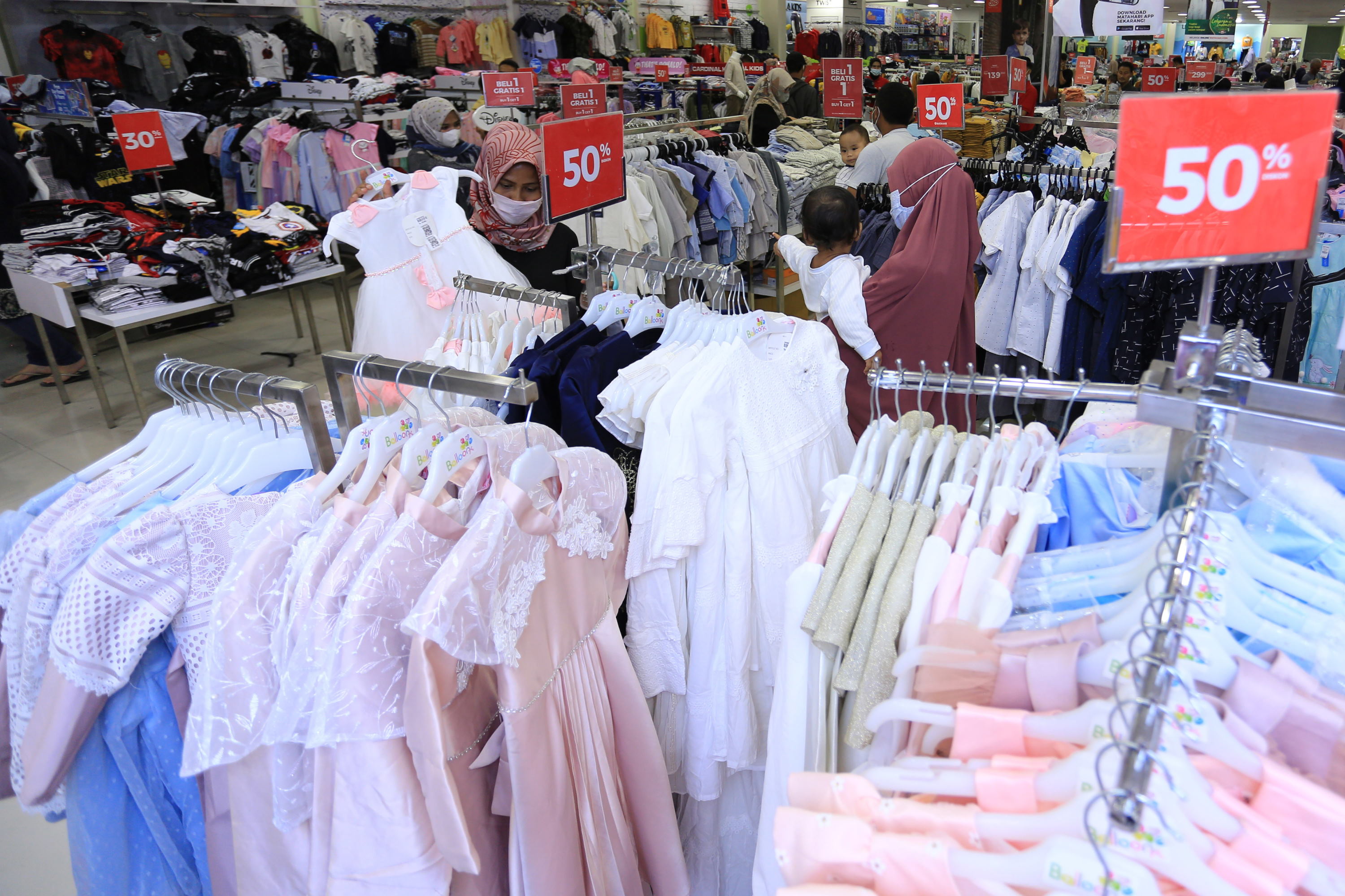 Sejumlah calon pembeli memilih pakaiaan yang dijual di salah satu pusat perbelanjaan di Banda Aceh, Aceh, Selasa (26/4/2022). ANTARA FOTO/Syifa Yulinnas/aww. DISKON HARGA PAKAIAN JELANG LEBARAN