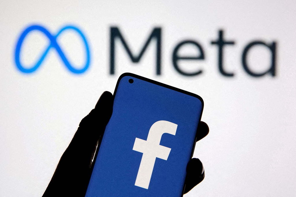 Logo baru Meta dan sebuah ponsel cerdas yang menampilkan logo Facebook terlihat di ilustrasi yang diambil pada 28 Oktober 2021. (ANTARA FOTO/REUTERS/Dado Ruvic/Illustration/File Photo/aww/RAP) Logo baru Meta Facebook