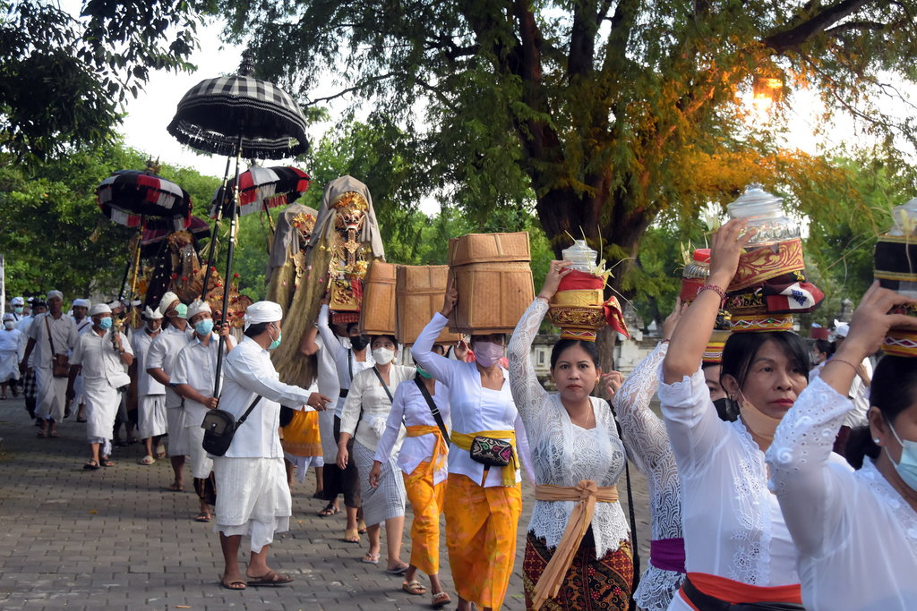 JELANG PERAYAAN KUNINGAN DI BALI