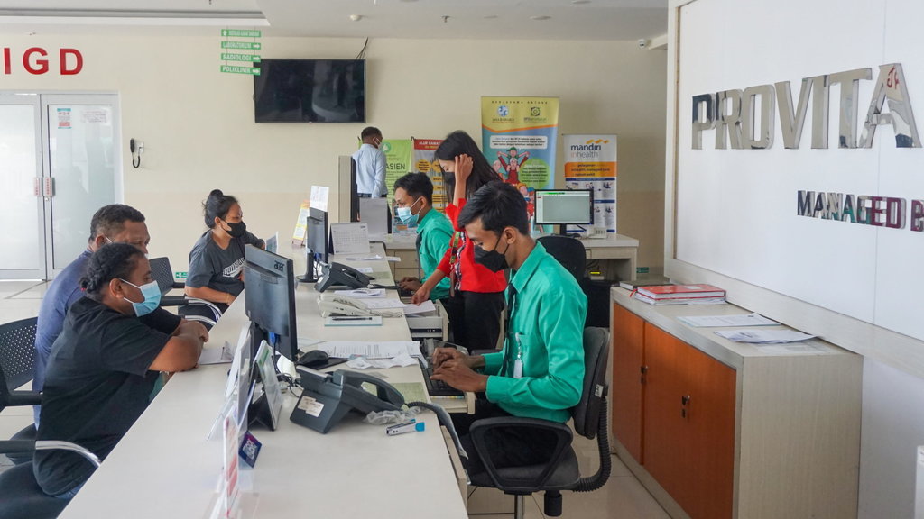 Petugas mengecek kelengkapan data peserta Badan Penyelenggara Jaminan Sosial (BPJS) di Rumah Sakit Provita Jayapura, Papua, Senin (27/6/2022). ANTARA FOTO/Indrayadi TH/rwa. REALISASI ANGGARAN KESEHATAN