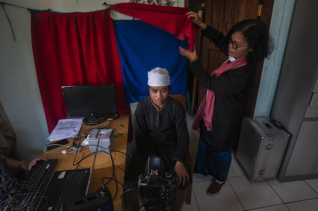 PEMBUATAN E-KTP DAN KARTU KELUARGA SUKU BADUY