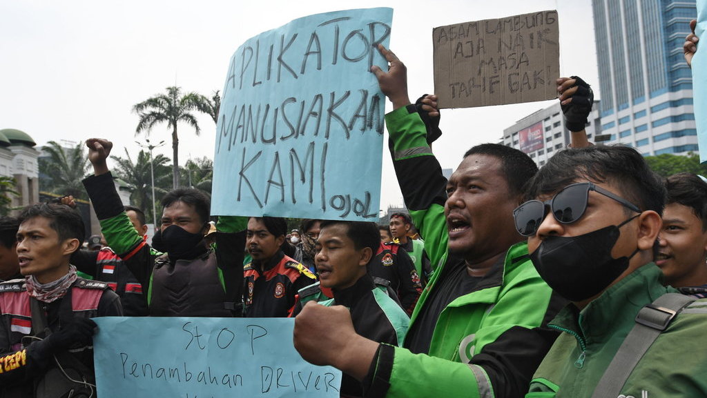 UNJUK RASA PENGEMUDI OJEK DARING 