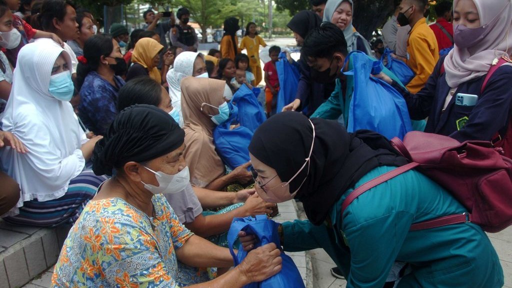 PEMBAGIAN SEMBAKO UNTUK WARGA KURANG MAMPU