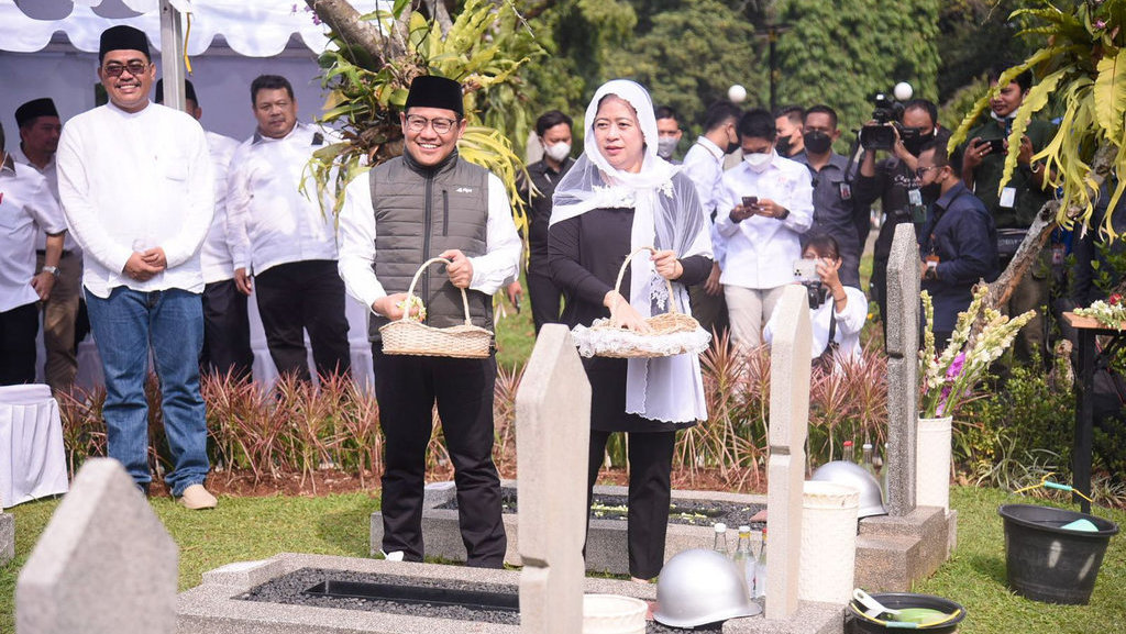 Puan dan Cak Imin Berziarah ke Makam Taufiq Kiemas