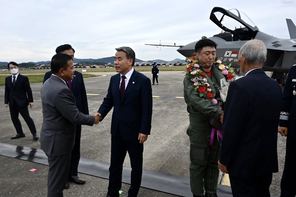 Wakil Menteri Pertahanan M Herindra (kedua kiri) berjabat tangan dengan Menteri Pertahanan Korea Selatan Lee Jong Sup saat menghadiri upacara perayaan KFX/IFX (KF-21 Boramae) di Pangkalan Udara Sacheon, Korea Selatan, Rabu (28/9/2022). Pemerintah Indonesia berkomitmen untuk mendukung keberlanjutan pengembangan jet tempur KFX/IFX yang kini dilabeli KF-21 Boramae hasil kerja sama Korea Selatan dan Indonesia. ANTARA FOTO/Humas Kemenhan/wpa/rwa. KOMITMEN PENGEMBANGAN JET TEMPUR KF-21 BORAMAE