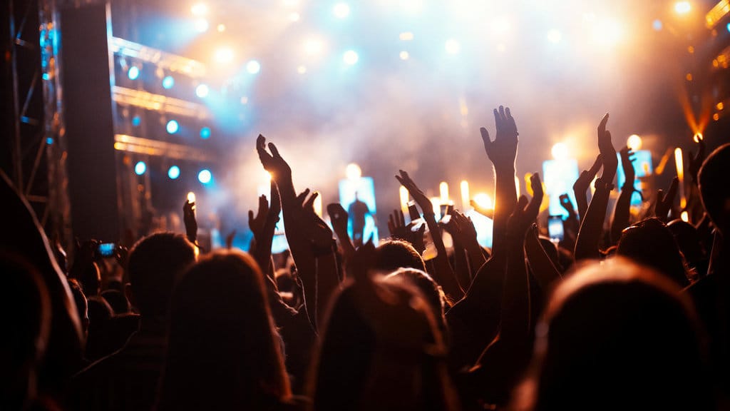 Ilustrasi menonton konser di festival. FOTO/iStockphoto Ilustrasi menonton konser di festival