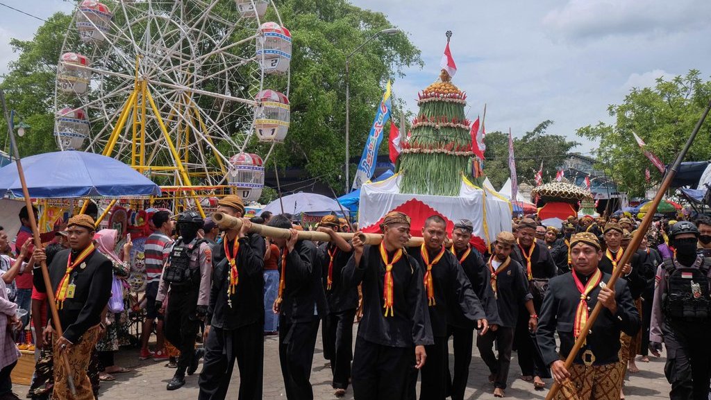 Abdi dalem Kraton Kasunanan Surakarta Hadiningrat mengarak gunungan sebelum diperebutkan dalam perayaan Grebeg Sekaten di Masjid Agung Solo, Jawa Tengah, Sabtu (8/10/2022).ANTARAFOTO/Maulana Surya/hp. TRADISI GREBEG MAULUD SOLO