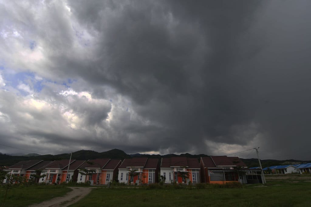 Awan tebal menyelimuti langit di kawasan pemukiman warga. ANTARA FOTO/Mamad Hamzah. POTENSI HUJAN