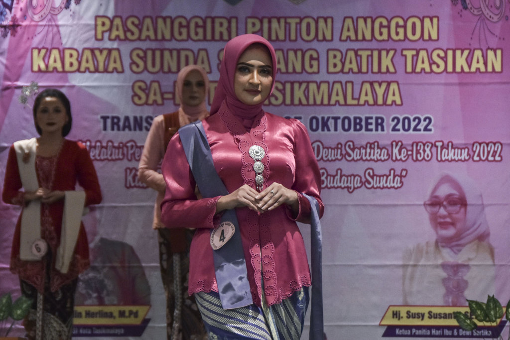FASHION SHOW KEBAYA DAN SINJANG BATIK