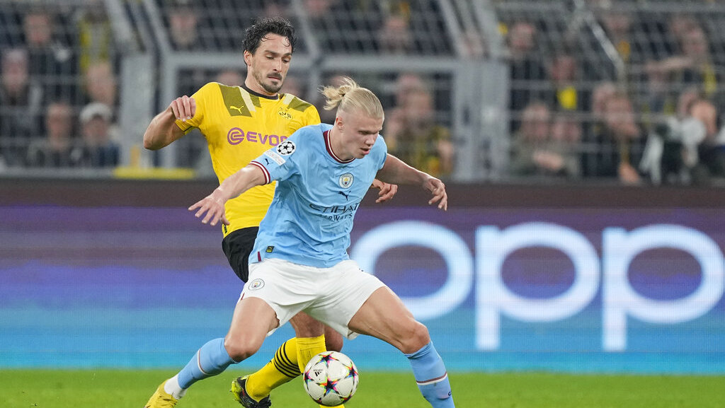Erling Haaland dari Manchester City, kanan, ditantang oleh Mats Hummels dari Dortmund pada pertandingan sepak bola Grup G Liga Champions antara Borussia Dortmund dan Manchester City di Dortmund, Jerman, Selasa, 25 Oktober 2022. (AP Photo/Martin Meissner) Erling Haaland