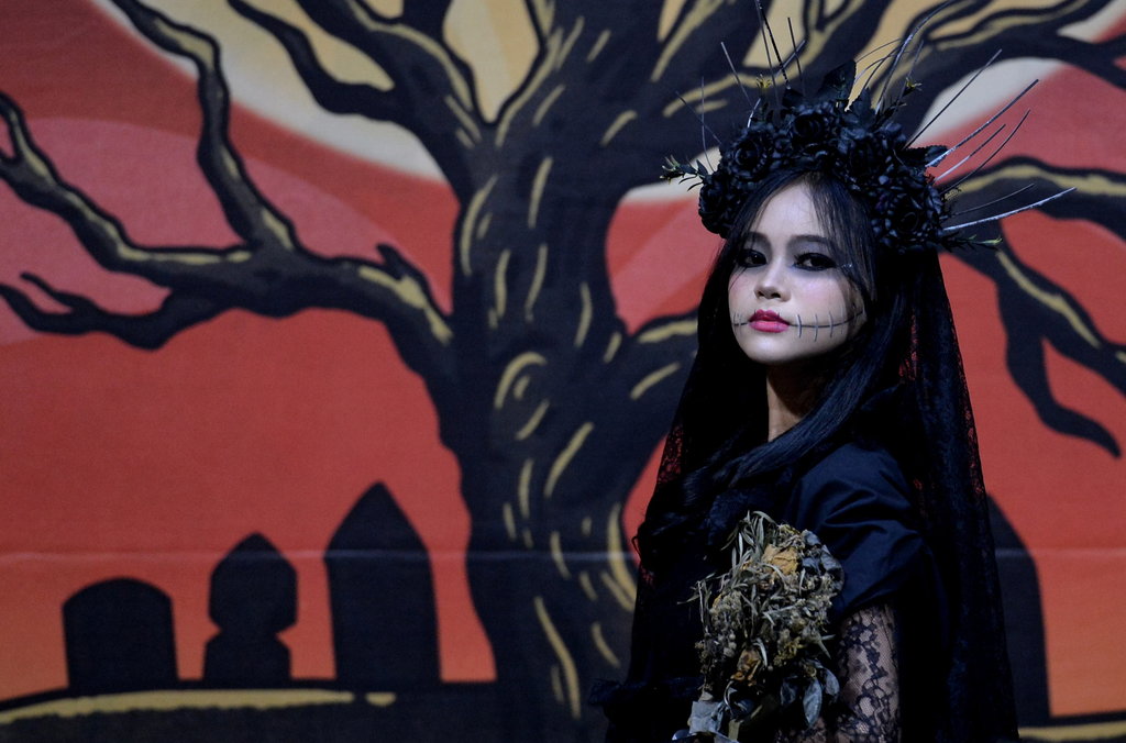 Peserta mengenakan kostum dan riasan yang menyeramkan saat mengikuti kontes kostum Halloween di Denpasar, Bali, Minggu (30/10/2022). ANTARA FOTO/Fikri Yusuf/YU KONTES KOSTUM HALLOWEEN