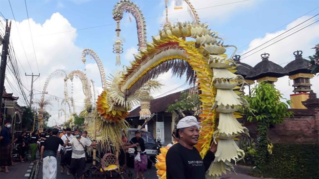 Makna Penjor Galungan sebagai Simbol Naga dan Cara Membuatnya