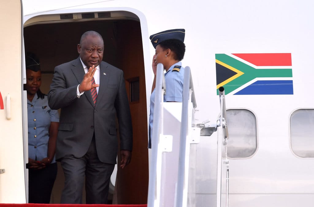 Presiden Afrika Selatan Cyril Ramaphosa keluar dari dalam pesawat kepresidenan setibanya di Bandara I Gusti Ngurah Rai, Bali, Senin (14/11/2022). Presiden Cyril Ramaphosa tiba di Bali untuk menghadiri KTT G20 yang akan berlangsung pada 15-16 November mendatang. ANTARA FOTO/Media Center G20 Indonesia/Fikri Yusuf/wsj. PRESIDEN AFRIKA SELATAN TIBA DI BALI