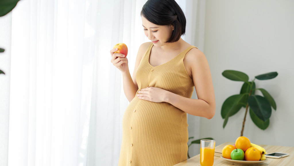 Ilustrasi ibu hamil makan buah