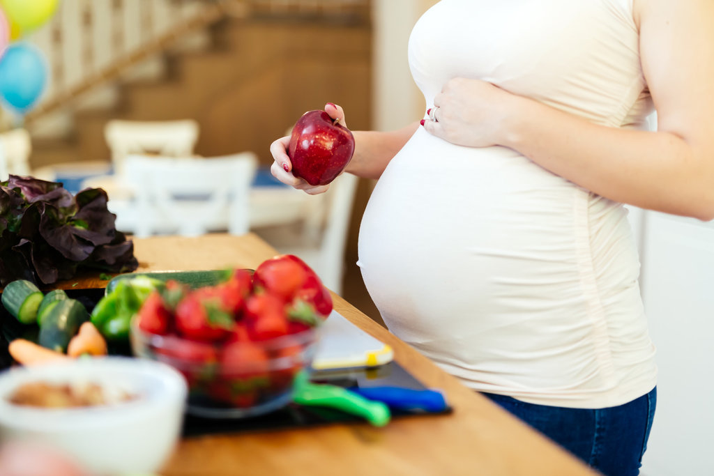 Ilustrasi ibu hamil makan buah