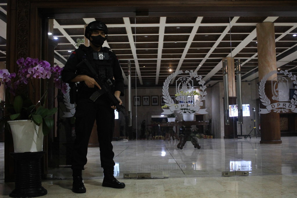 Personel Brimob berjaga saat Komisi Pemberantasan Korupsi (KPK) melakukan penggeledahan di Gedung DPRD Jawa Timur, Surabaya, Jawa Timur, Senin (19/12/2022) malam. ANTARA FOTO/Didik Suhartono/wsj. KPK GELEDAH GEDUNG DPRD JAWA TIMUR