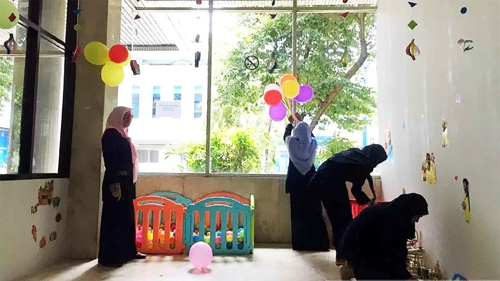 Dokumentasi - Pengajar merapikan ruang belajar di TPA Negeri Yos Sudarso, Kantor Wali Kota Jakarta Utara, Jakarta, Senin (4/3/2019). ANTARA/Shofi Ayudiana/am. Tempat Penitipan Anak