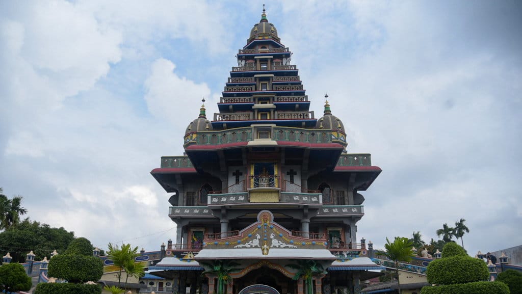 GEREJA BERASITEKTUR KUIL INDIA