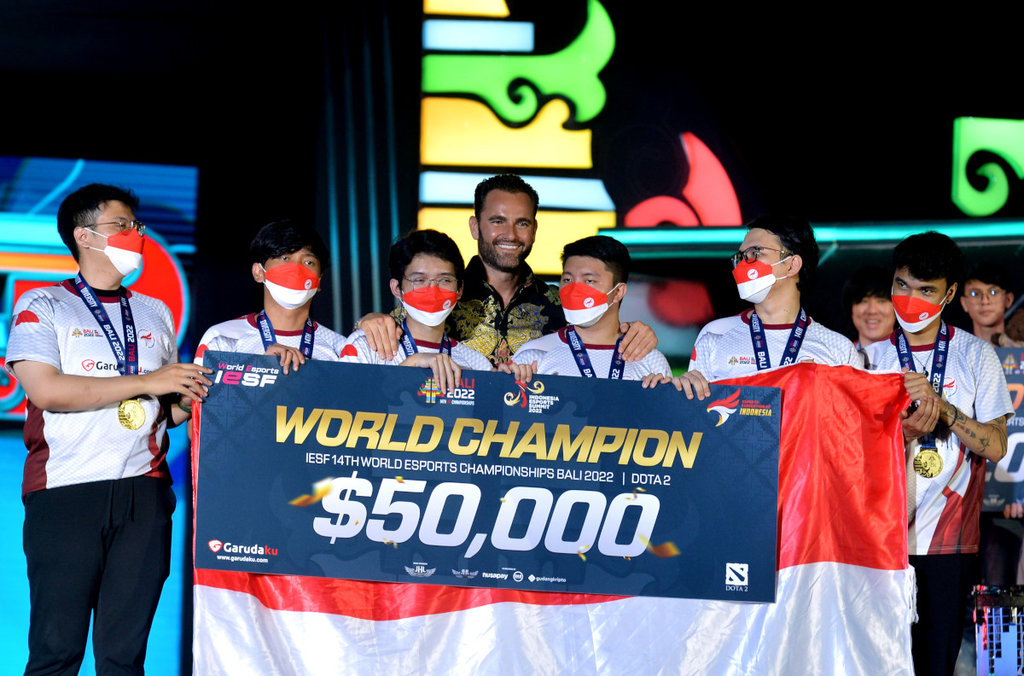 Presiden Federasi Esports Internasional (IESF) Vlad Marinescu (tengah) menyerahkan hadiah juara cabang DOTA 2 kepada atlet Esport Timnas Indonesia saat penyerahan hadiah pemenang IESF Bali 14th World Esports Championship 2022 di Nusa Dua, Badung, Bali, Minggu (11/12/2022). Timnas Indonesia berhasil menjadi juara umum kejuaraan dunia Esport itu dengan raihan 3 emas dari cabang DOTA 2, Mobile Legends: Bang-Bang dan eFootball 2023 serta 1 perunggu dari cabang Counter-Strike: Global Offensive (CS:GO) Female. ANTARA FOTO/Fikri Yusuf/nz INDONESIA JUARA UMUM KEJUARAAN DUNIA ESPORT