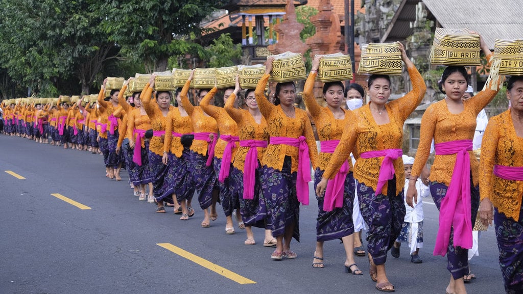 TRADISI MAPEED HARI RAYA GALUNGAN 