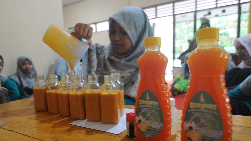 MENGOLAH LIMBAH MINYAK JELANTAH MENJADI SABUN