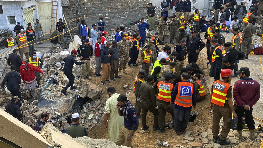 Bom Bunuh Diri di Masjid Pakistan