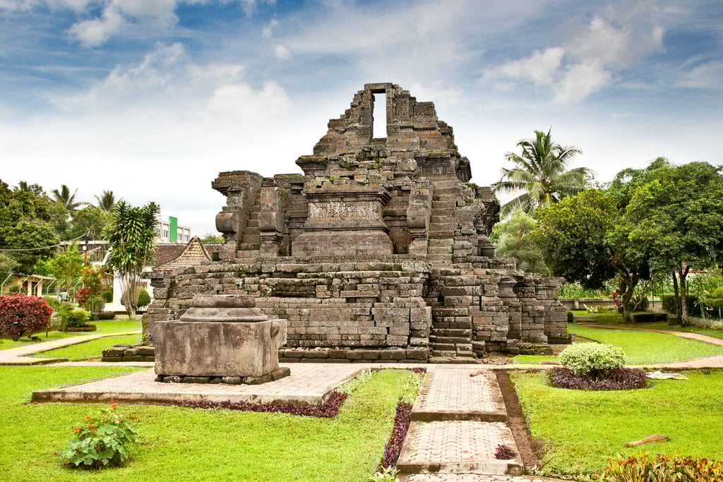 Sejarah Candi Jago: Corak Agama, Peninggalan Kerajaan, & Relief