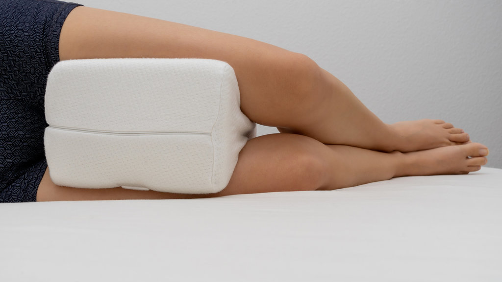 Ilustrasi Tidur dengan bantal di bawah lutut