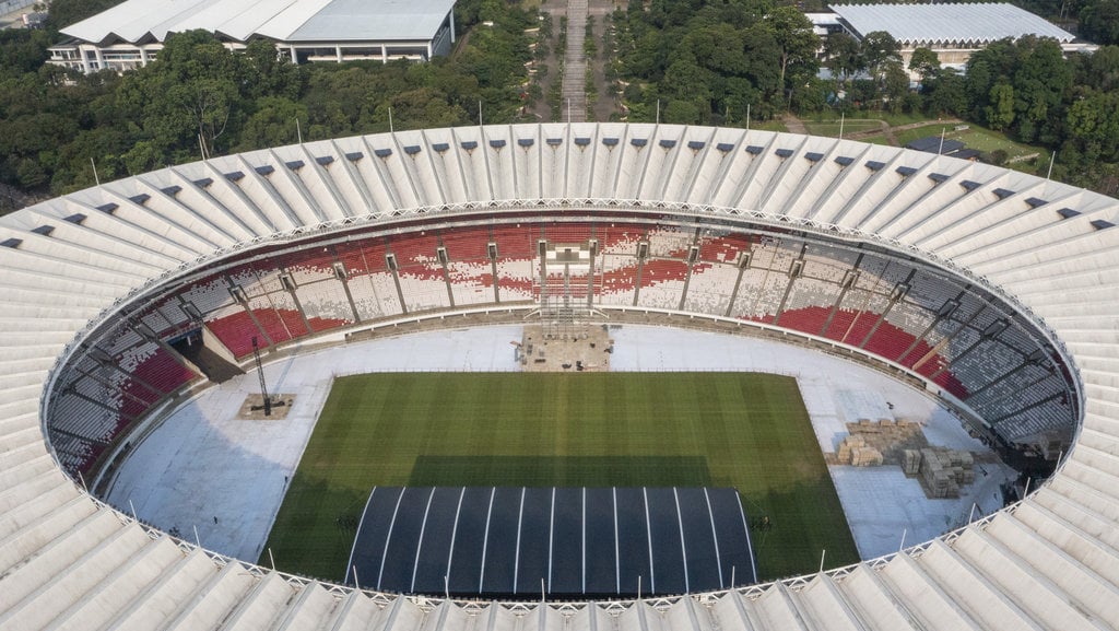 Sejumlah pekerja membongkar panggung usai dipakai konser girl band Korea Selatan, Blackpink saat adanya peninjauan Ketua PSSI Erick Thohir di Stadion Utama Gelora Bung Karno (SUGBK), Senayan, Jakarta, Senin (13/3/2023). Pemerintah dan PSSI meninjau stadion yang akan digunakan dalam Piala Dunia U-20 Indonesia 2023 untuk mengevaluasi kekurangan-kekurangan yang sebelumnya telah disampaikan oleh FIFA. ANTARA FOTO/M Risyal Hidayat/foc. PENINJAUAN STADION UTAMA GBK