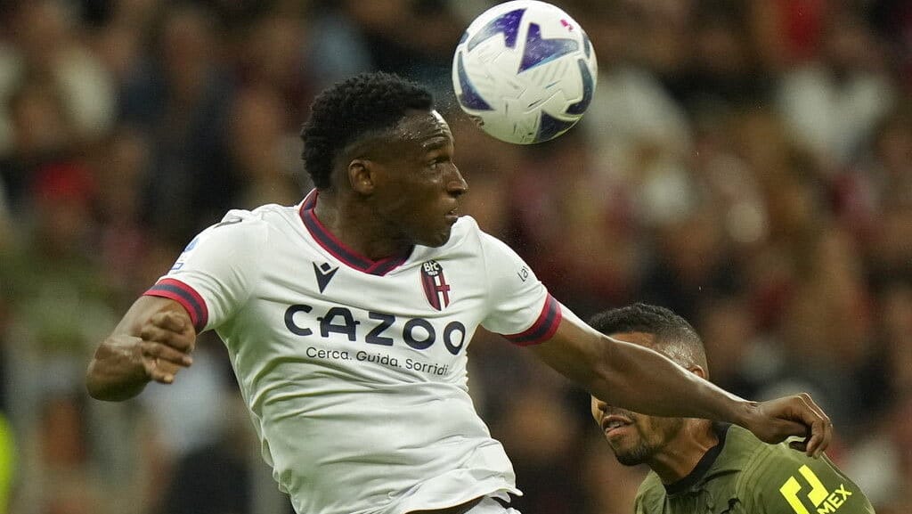John Bonilla dari Bologna, kiri, menyundul bola melewati Messias Junior AC Milan selama pertandingan sepak bola Serie A antara AC Milan dan Bologna di stadion San Siro di Milan, Italia, Sabtu, 27 Agustus 2022. (AP Photo/Luca Bruno) Bologna FC