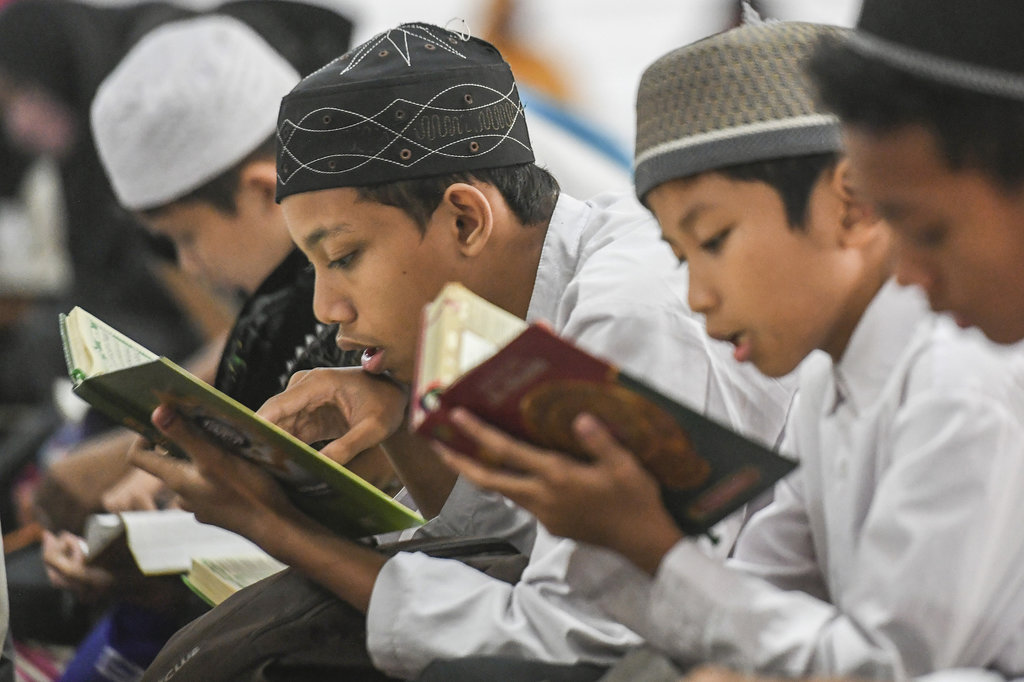 Anak-anak membaca Al Quran saat mengikuti Pesantren Kilat Ramadhan di Masjid Agung Sunda Kelapa, Jakarta, Senin (27/3/2023). ANTARA FOTO/Hafidz Mubarak A/rwa. PESANTREN KILAT RAMADHAN