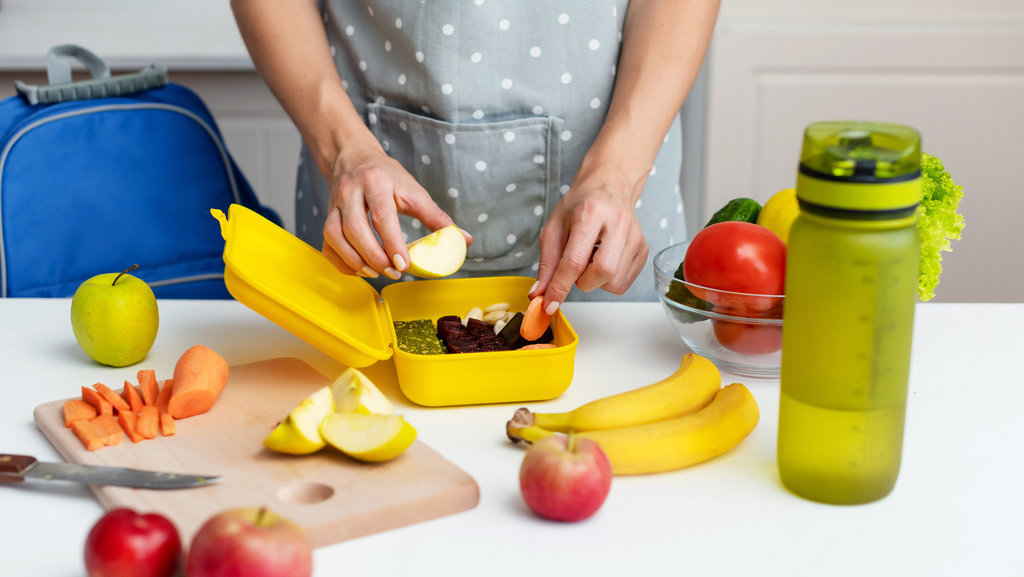 Ilustrasi seorang ibu membuat bekal makan untuk anaknya. (FOTO/iStockphoto) Header Advertorial WRI
