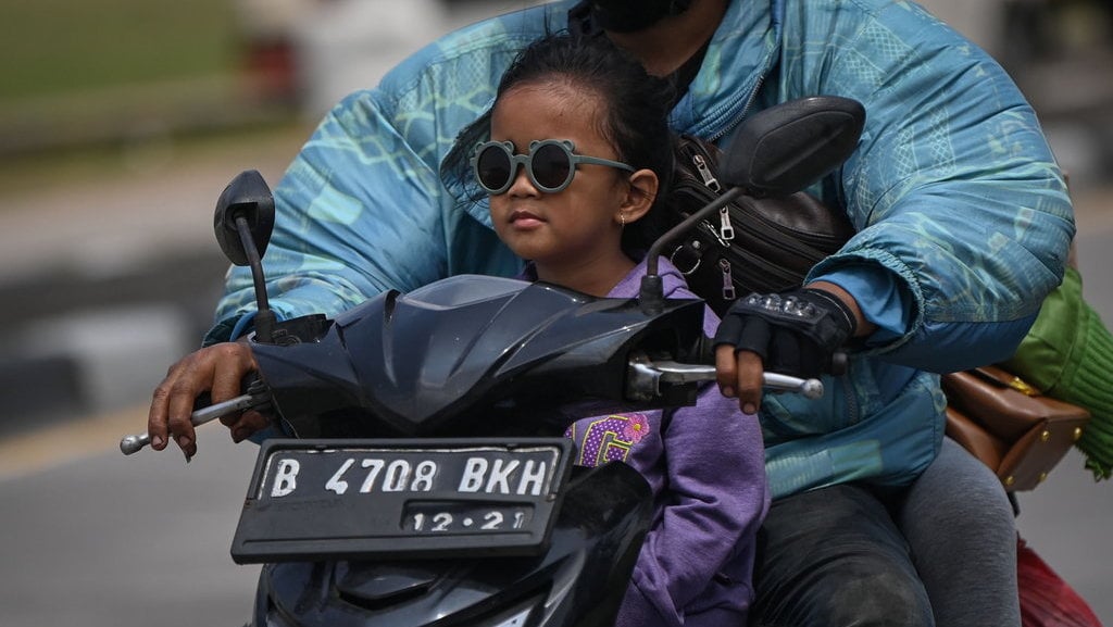 PEMUDIK MOTOR KELEBIHAN MUATAN BAWA ANAK