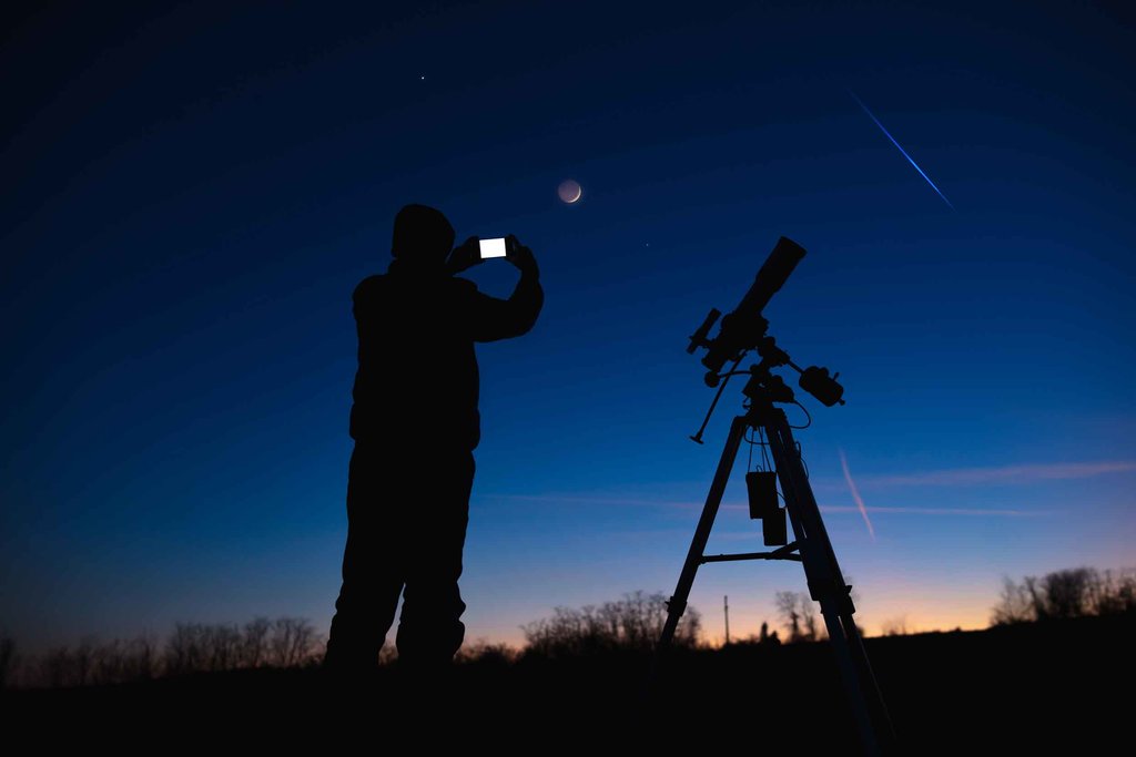 Menonton Gerhana Bulan. foto/istockphoto Menonton Gerhana Bulan