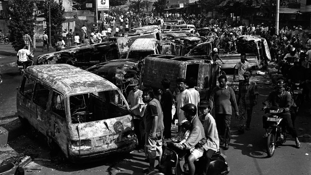 FOTO ARSIP:Sekitar 40 buah bangkai mobil milik salah satu show room mobil di Jakarta, Jumat (15/5/1998), setelah dibakar massa, Kamis (14/5/1998) malam.FOTO ARSIP ANTARA FOTO/Hadiyanto/RF02/sk/Koz/asf/hp. 25 tahun Reformasi