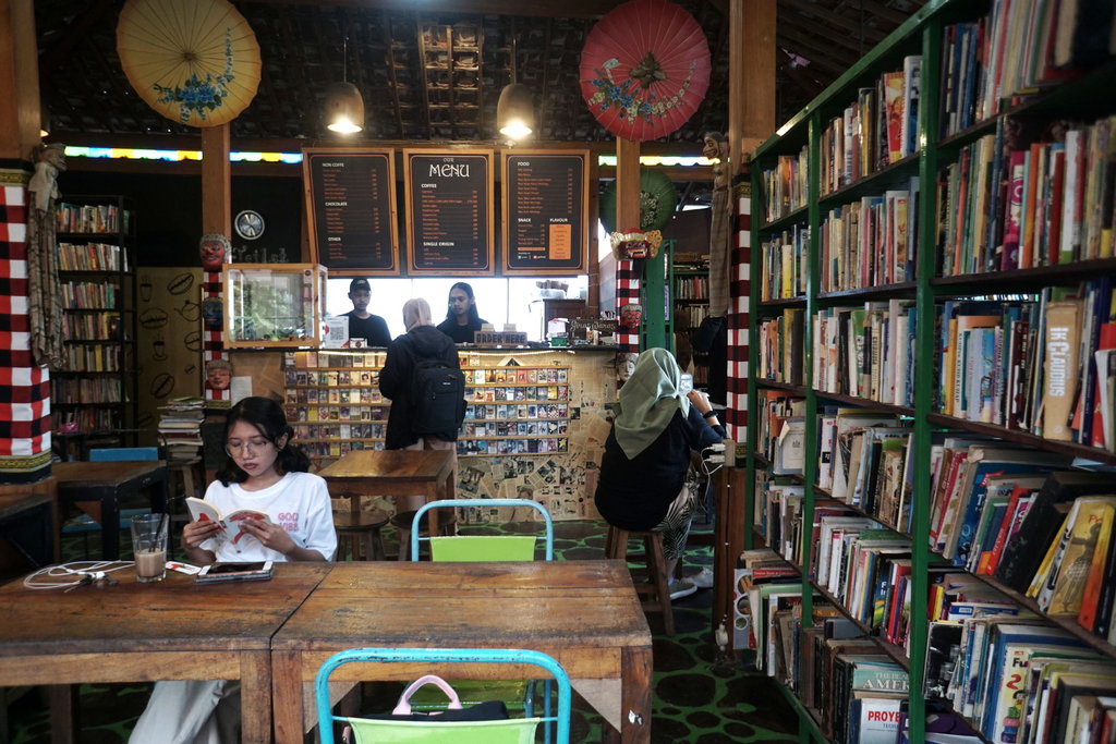 Kedai kopi berkonsep ruang baca 