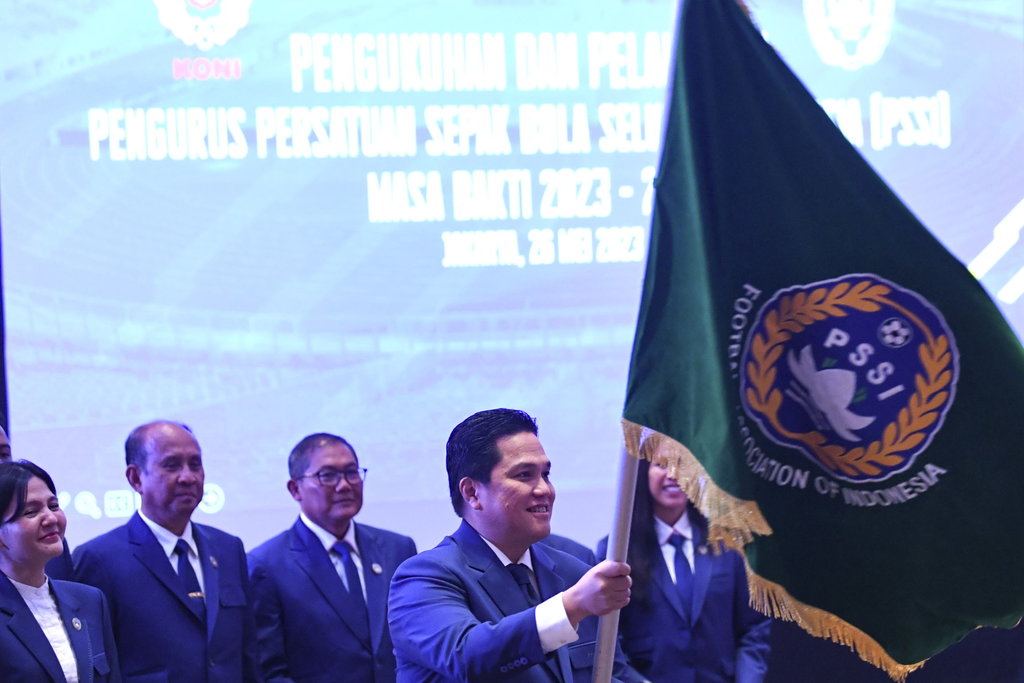 Ketua Umum PSSI Erick Thohir memegang bendera PSSI saat pengukuhan dan pelantikan pengurus PSSI masa bakti 2023-2027 di Jakarta, Jumat (26/5/2023). Marciano Norman resmi melantik 17 orang anggota PSSI masa bakti 2023-2027. ANTARA FOTO/M Risyal Hidayat Pengukuhan dan pelantikan pengurus PSSI masa bakti 2023-2027