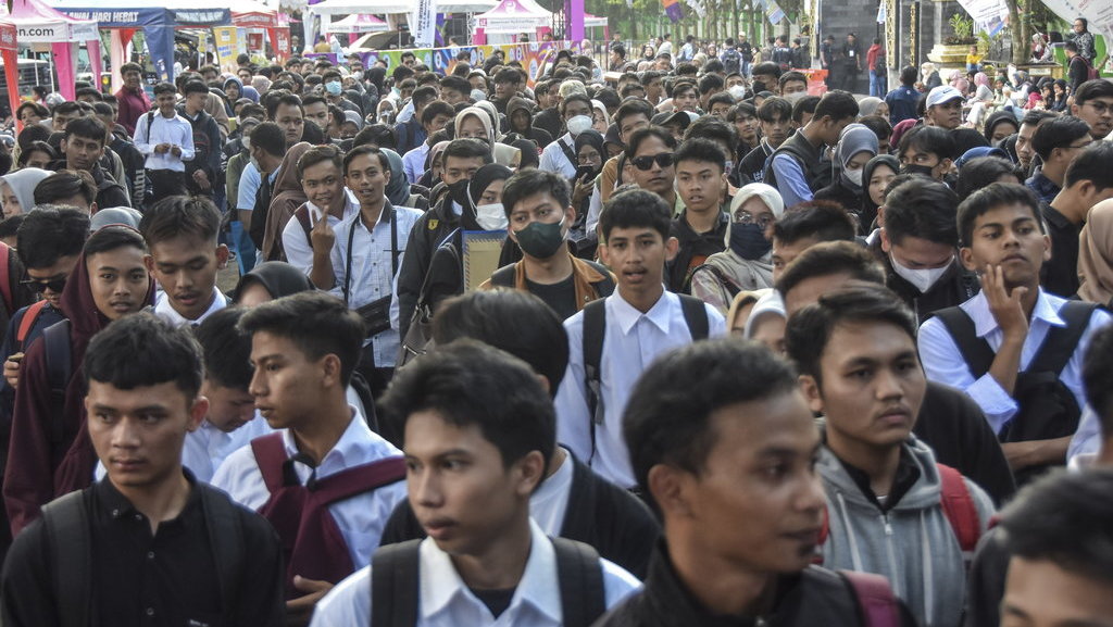 Sejumlah calon pelamar kerja antre saat melamar pekerjaan pada Ciamis Job Fair di Komplek Islamic Centre Kabupaten Ciamis, Jawa Barat, Selasa (30/5/2023). ANTARA FOTO/Adeng Bustomi/hp. Bursa kerja di Ciamis